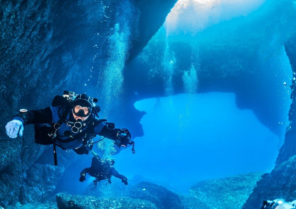 2 divers cave diving