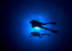Stay longer underwater 2 divers