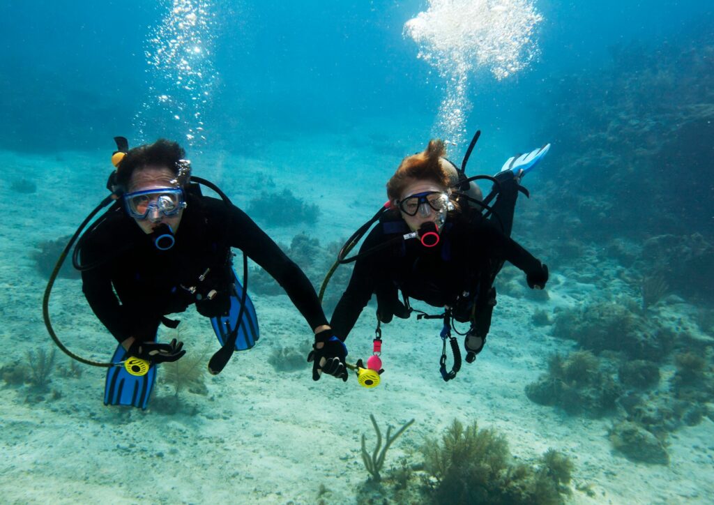 2 Divers learning diving