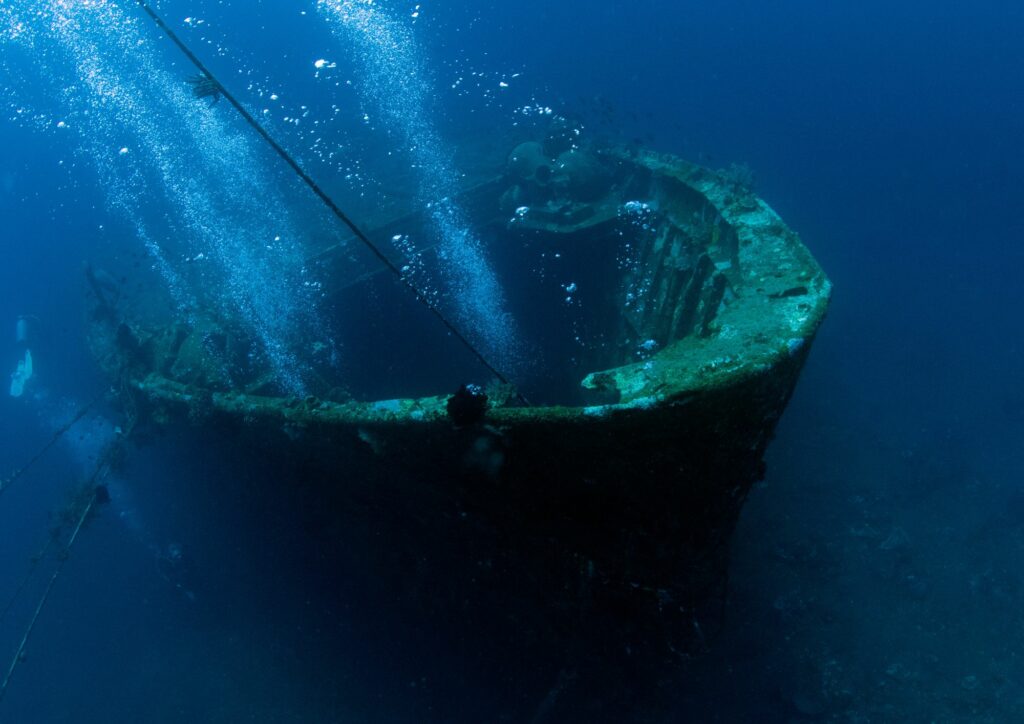 Beginner divers - shipwreck