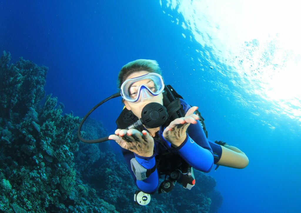 Diver with 2 hands diving