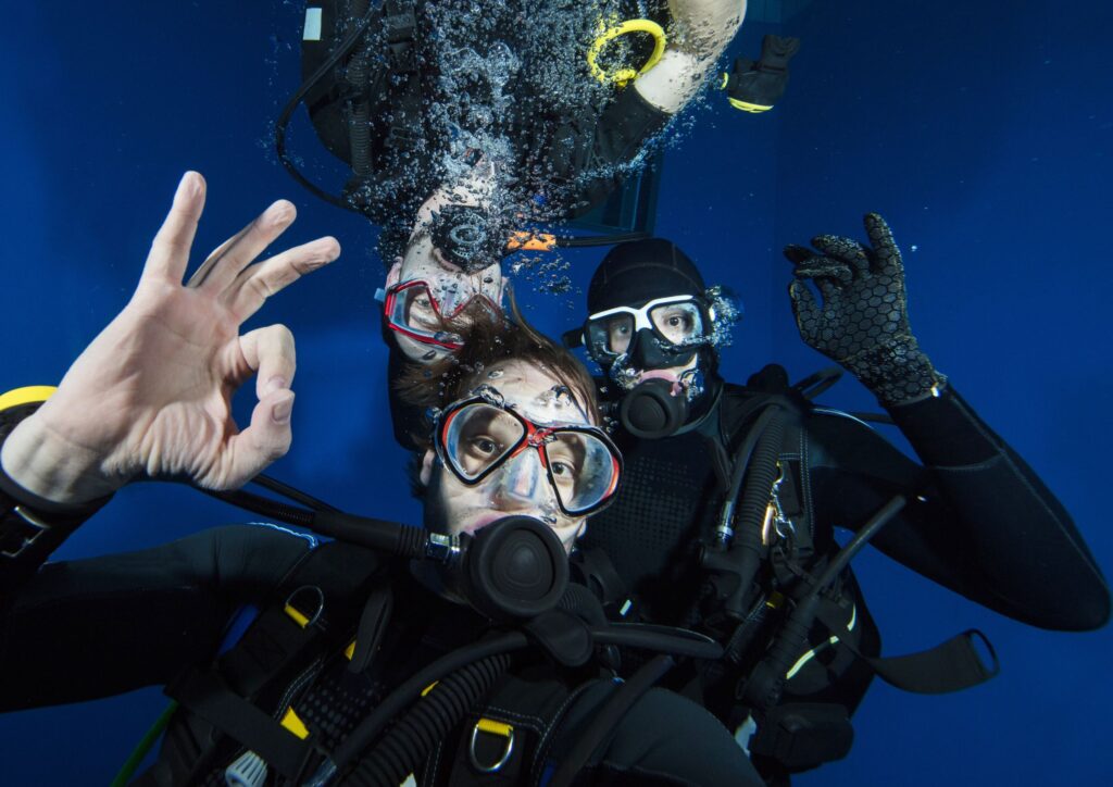 sea currents - 3 divers buddies